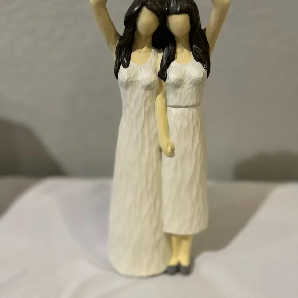 Sculpted Sisters Figurine - Picture 4 of 6